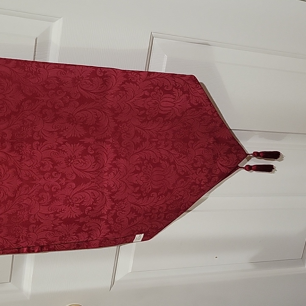 W-C Designs Table Runner/ Pre-Owned - Picture 4 of 16